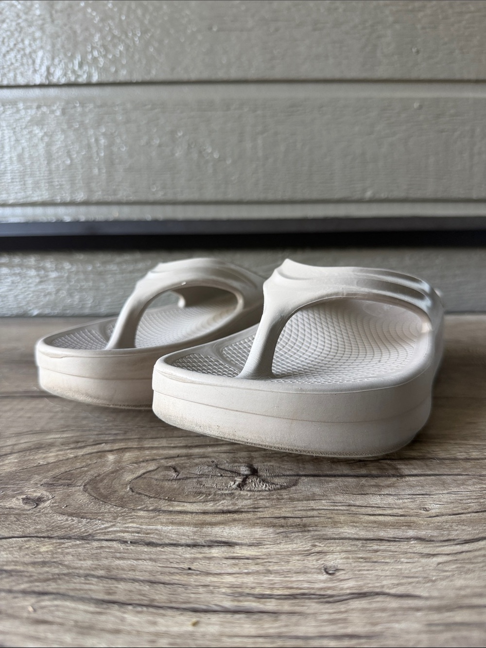 OOFOS Women’s Cream Platform Flip Flop Sandals size 8